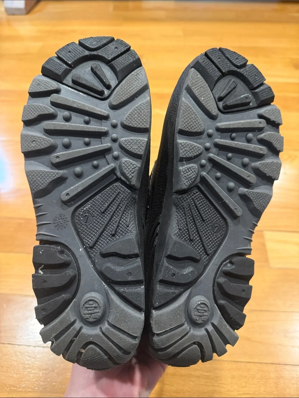 Kamik boys snowboots size 7 .